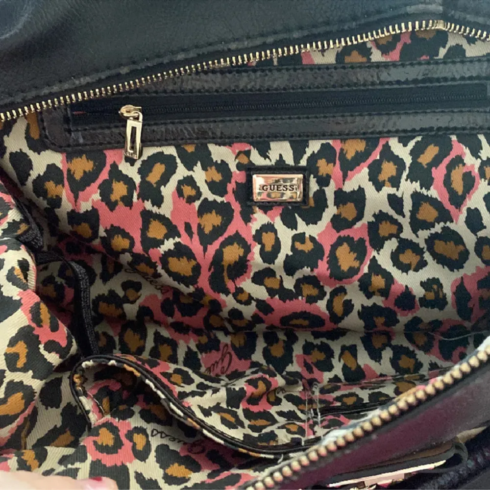Otroligt cool guess väska. Med coola detaljer som nitar och kjedja.  Leopardmönstrad inuti!. Väskor.
