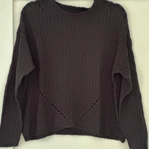 Svart stickadtröja - Svart stickad tröja i storlek XS från Lager 157🐦‍⬛  Tröjan är i bra skick! Den är inte så tätt stickad så man kan se igenom tröjan. 