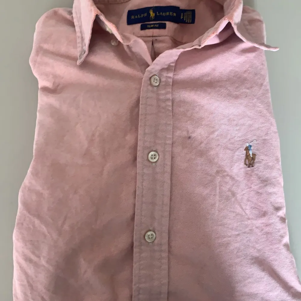 Rikdigt stilren Ralph lauren skjorta i råsa 🍾 funkar perfekt till sommarn/våren när det blir lite gladare färger och varmare🔥💲. Skjortor.