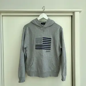 | Polo Ralph Lauren | Hoodie | Tillverkad i 100% Bomull | L (14-16 år) | Grå | Ny skick, inga defekter | Nypris: 1499 |