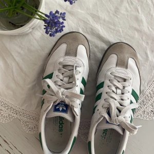Slutsålda Adidas Samba OG - Slutsålda adidas samba og med gröna stripes. Bra skick och nypris 1349 kronor. 