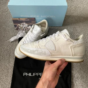 Philippe Model Trpx - Tjena säljer nu dessa helt nya oanvända Philippe Model Trpx. Nya skosnören medföljer, låda och kort. 