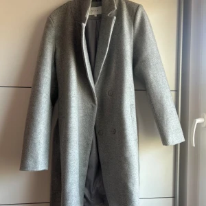 Kappa  - En super fin kappa som är använd 3 gånger  men är i bra skick. Storlek 34 och är ifrån vila 