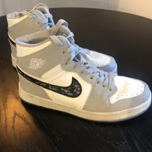 Sneakers Ej äkta Dior air jordans Blå undersida Knappt använda