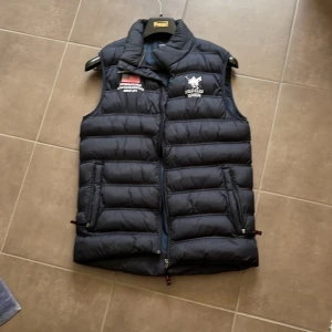 Polo väst - Säljer denna västen då den inte använts på flera år o den har mycket kvar att ge. Skick 9/10 nypris: 800-900kr