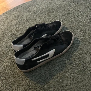 Diesel Sneakers  - Sjukt snygga och välanvända Diesel skor:) Skick 9/10 (Inga skador) Nypris 2700kr Mitt pris 999kr 