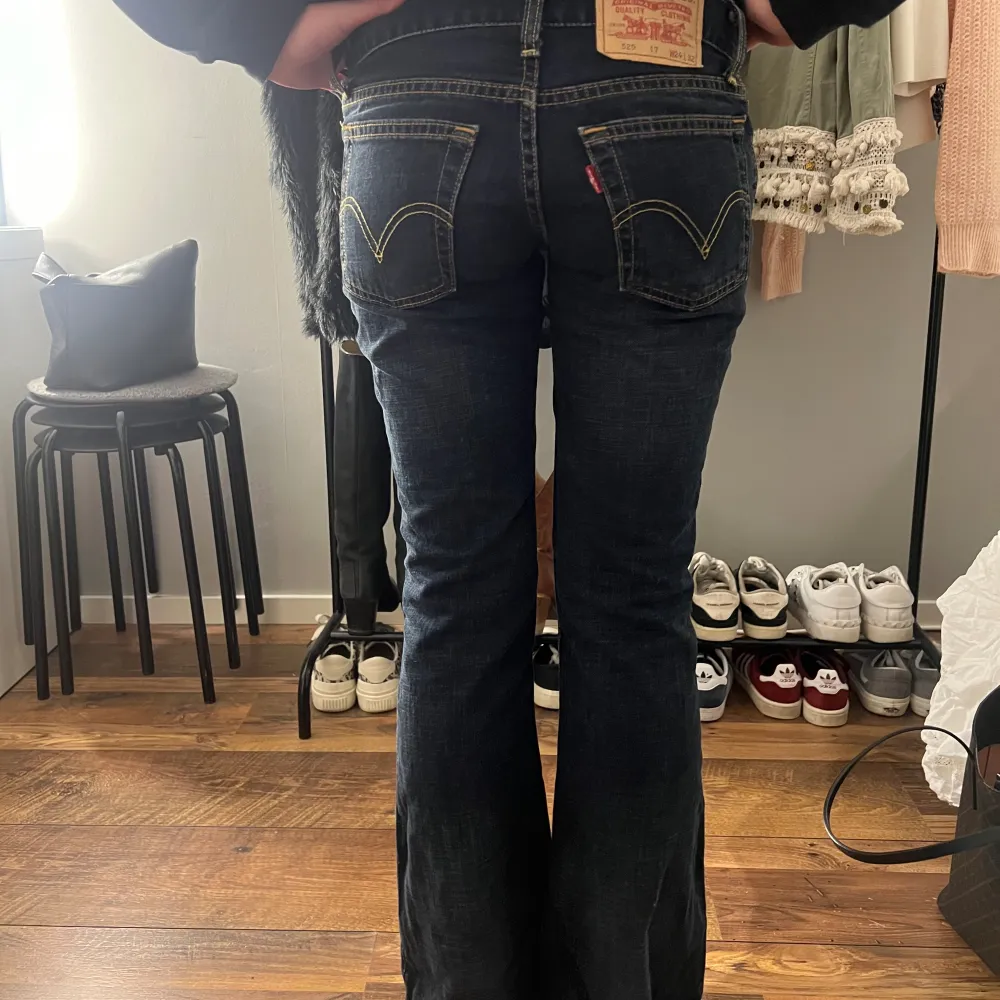 Suuuper snygga Levis jeans som jag nu behöver sälja för det är för små, som man kan se på bild 2. Storlek: W24 L32. Tveka inte på att skriva privat om du har frågor!🩷Pris kan diskuteras. Jeans & Byxor.