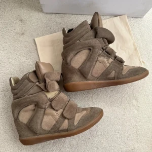 Isabel marant skor  - Jag säljer mina super fina och väl använda isabel marant skor, detta är ett intresse koll då jag vill kolla om folk är intresserade av dom, är även öppen för byten på ett par fast i svart färg som är i bra skick, VID SNABBT KÖP 3200kr