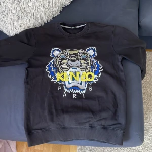 Kenzo tröja - Säljer nu min Kenzo tröja, den har blivit för liten och kommer inte till användning. Hör av er vid mer information 