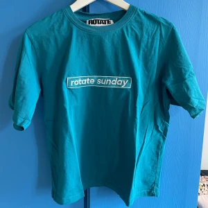 T-shirt Rotate - Fin turkos t-shirt från Rotate i fint skick! Storlek S. 