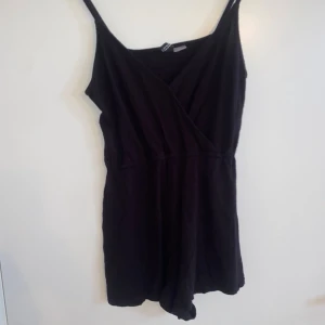 Byxdress - Svart byxdress i storlek xs.