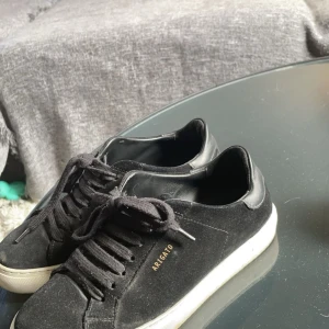 Axel arigato skor  - Säljer nu mina fina Axel arigato skor då ja inte använder dem mer o dem bara står , i storlek 37,38 fint skick 💕