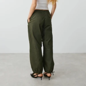 Parachute byxor - Byxor från Gina tricot, använda en gång! Storlek S 