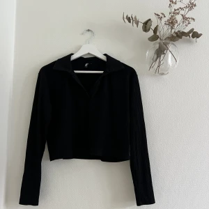 Svart tröja pieces  - Svart ribbad tröja  från pieces i storlek S, använd fåtal gånger fortfarande i nyskick! 