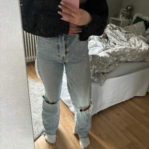 Säljer dessa högmidjade jeans med hål på knäna ifrån Bikbok i storlek 26🤍 (dom är klippta nedtill men sitter bra på mig som är 1,55) 