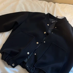 Bomber jacka - Jättefin och helt ny bomber jacka som passar till våren. Beställde två stycken så säljer den andra! Lappen är även kvar. Storlek 36, passar även 34-38, beroende på hur man vill att den sitter. Skriv för fler bilder. Köpt för 396kr