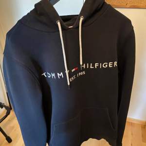 Säljer min Tommy Hilfiger hoodie då den blev för liten för mig. Köpte den i Mall of Scandinavia i Tommy Hilfigers butik för 1300kr.  Lite använd men har tagits hand om väldigt försöktigt och väl vid varje tillfälle.  Söker 780kr
