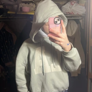  Turkos  tröja - Säljer den fina turkos tröjan för 50kr, den är i bra skick har använt några gånger, den är jättefin och kommer till midjan, priset kan diksuteras