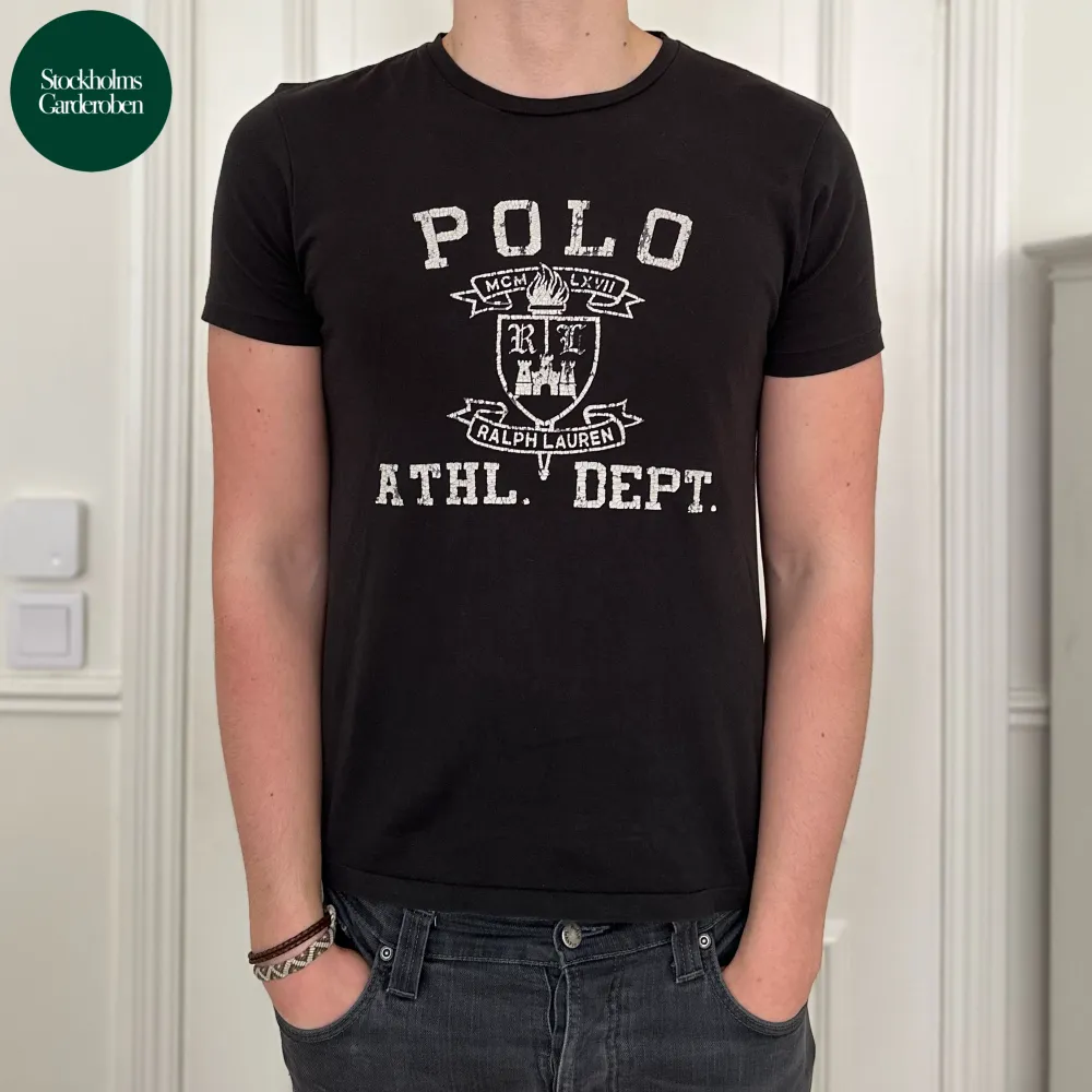 T-shirt från Polo Ralph Lauren | Storlek: M, sitter mer som S - Skicket på tröjan är väldigt bra utan defekter - Vårat pris: 379kr - Nypris: 1,199kr - Modellen är 184cm och väger 78kg. . T-shirts.