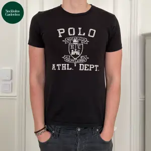 T-shirt från Polo Ralph Lauren | Storlek: M - Skicket på tröjan är väldigt bra utan defekter - Vårat pris: 379kr - Nypris: 1,199kr - Modellen är 184cm och väger 78kg. 