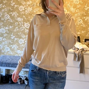 Jättefin tröja! - Väldigt skönt material. Köpt på beyond retro 💞