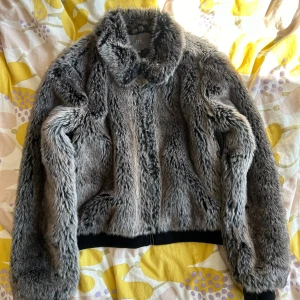 Vintage pälsjacka - Säljer en pälsjacka köpt på secondhand, jag har knappt hunnit använda jackan. Därav säljer jag den till någon annan! Storleken är som M. Om du har frågor så dm mig! 🧚‍♀️🩶