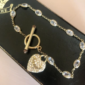 Juicy Couture armband kristaller och strass diamanter  - Fint armband i antik guld med gnistrande kristaller i sin original Ask  Mkt fint skick, asken är lite sliten 