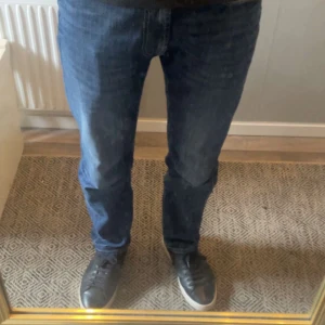 Nudie jeans  - Tjabba säljer mina skit snygga nudie jeans. Har använt dom sparsamt så dom ser lika ut som när jag köpte dom.  Köpte dom på jeans Uno för ett halv år sen för 1600kr Storlek 30/32. Model: Gritty Jackson 