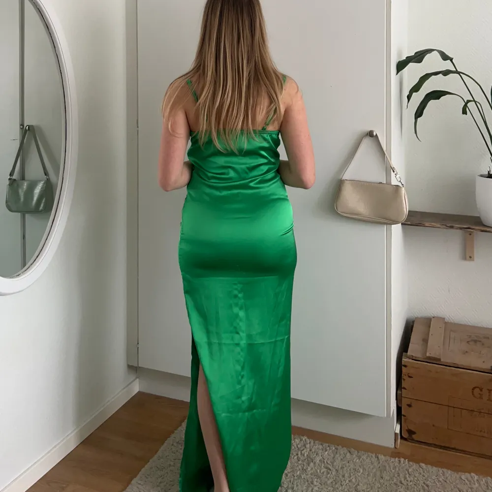 Grön sidenklänning i storlek 36 men passar även en 34. Klänningen är i mycket bra skick förutom en liten tråd dragning (se bild 4) där av de billiga priset😊                          För jämförelse är jag 158cm lång och bär oftast XS/S  . Klänningar.