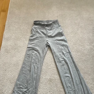 Utsvängda Byxor - Gråa utsvängda byxor