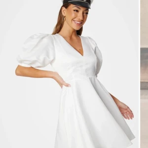 Studentklänning  - Säljer min studenten klänning som jag köpt i en för liten storlek, den är i storlek 38🤍 ej använd prislapp finns kvar och är super fin att ha både som studentklänning men även annars med😊 