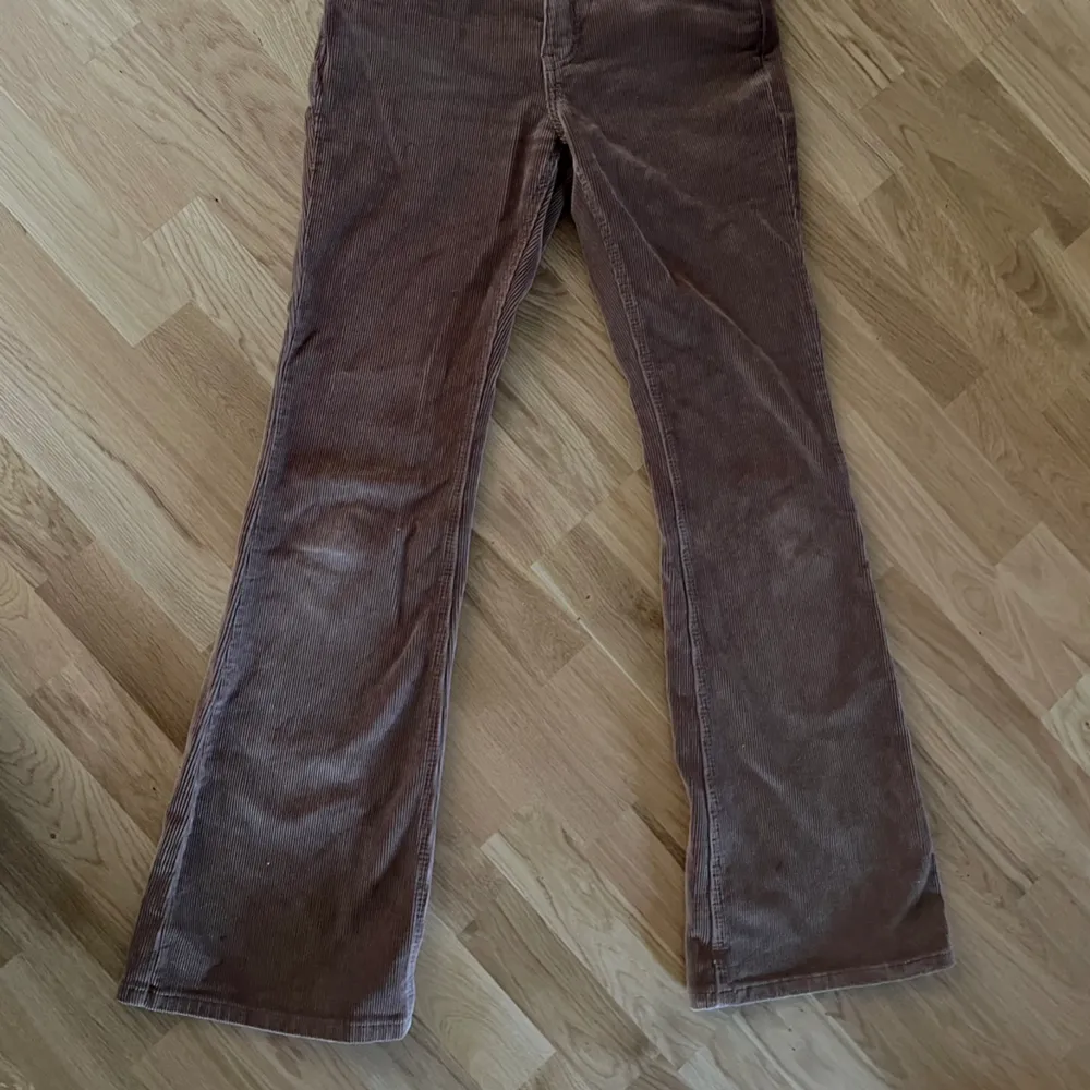 Bruna bootcut manchesterbyxor med låg midja från Brandy Melville. Använda 2 gånger. Orginalpris: 599kr. Jeans & Byxor.