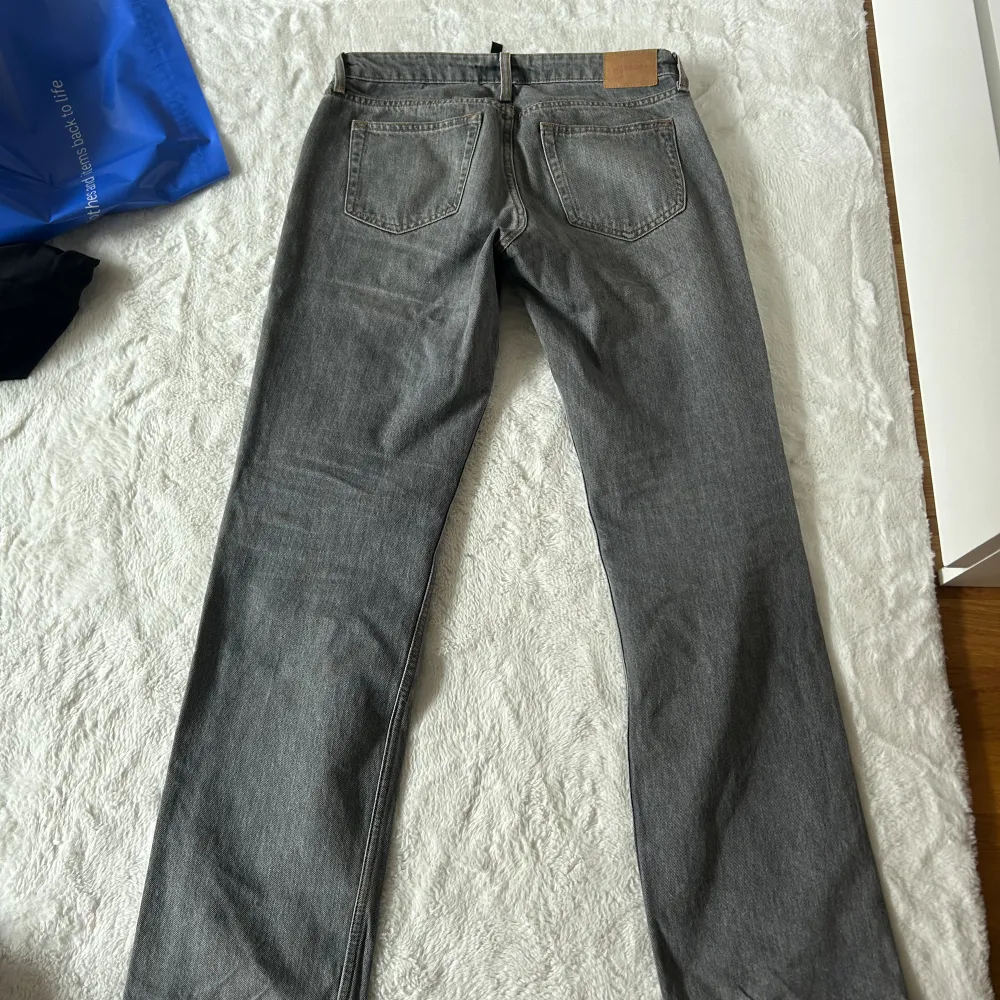 Säljer ett par jeans från Weekday som jag inte använder. Köpta för 599 och är i mycket bra skick. Jeans & Byxor.