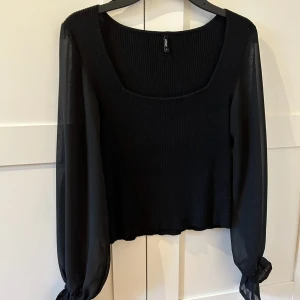 Fin topp från Only - Svart topp med mesh armar från Only, bara använd typ 2 gånger. Storlek S. 200 kr + frakt 