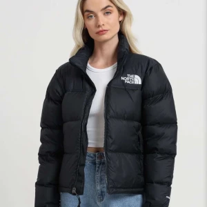 the north face jacka - säljer min The north face jacka som är köpt i slutet av november, jätte fin passar till våren och hösten inte så tjock av sig. Den är i storlek Xs men passar även S. Kan skicka flera bilder på jackan det är bara att skriva till mig. Nypriset är 3000 