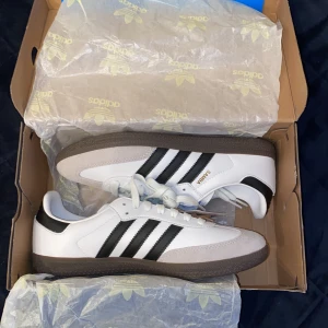 Adidas samba og - Klassiska sambas som är tillbaka i modet, väldigt stilrena klassiker. Simpla och bekväma skor✅  Skriv i pm vid frågor eller funderingar💙