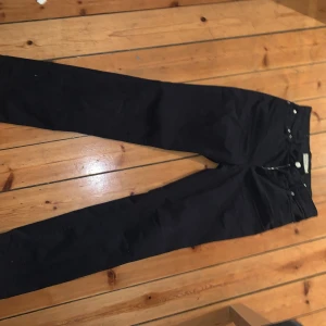 snygga mörkblåa jeans  - Säljer dessa jätte snygga mörkblåa jeans som ej kommer till användning. Dom är straight leg och går över mina skor men inte släpper på marken, jag är 158 cm. Storlek 28 vilket motsvarar M men det passar S också. Jag har storlek XS i vanliga fall.