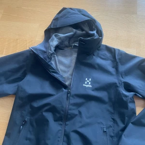 Haglöfs jacka  - Haglöfs chaos gore-tex w skaljacka. Köpte på Intersport för 3000kr och använt fåtal gånger. I bra skick, inga skador eller skavanker. Säljer pga den inte används. Storlek M!