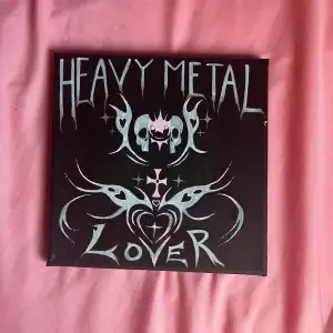 Målning med texten ”Heavy Metal Lover” av Lady Gaga! Målat denna canvas själv, 20x20 med akryl och posca 🫧 50 kr + frakt!