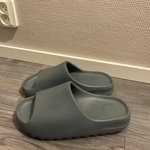 adidas Yeezy Slide 'Slate Marine' - Sköna tofflor som är helt oanvänd. Storlek 43, passar även 42. Nypris 2000 