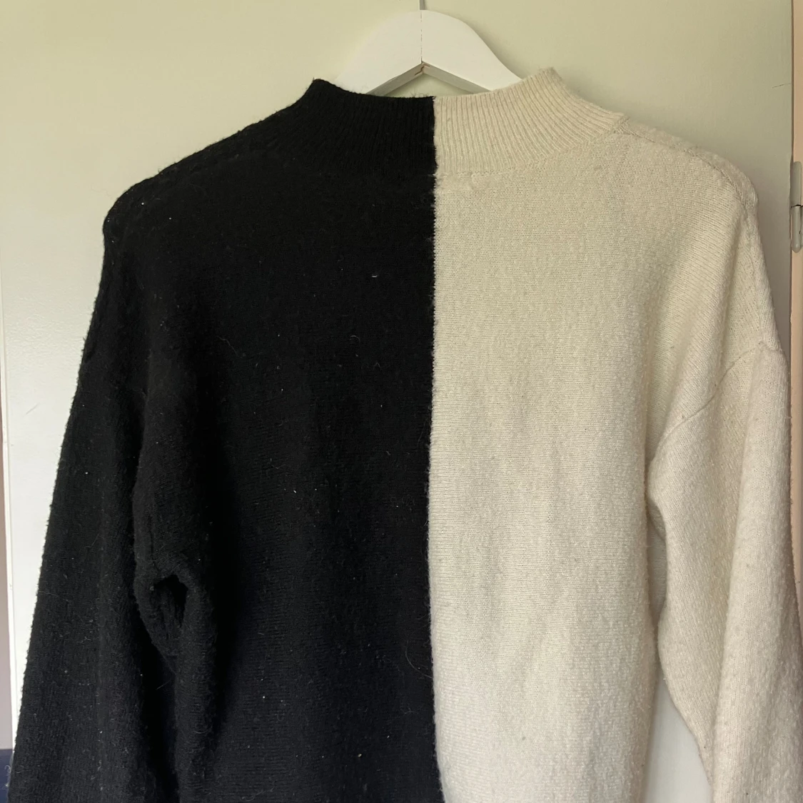 Svart vit stickad tröja