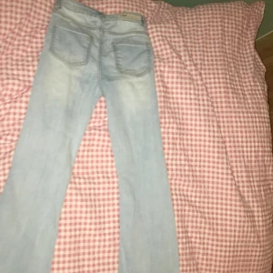 Utsvängda jeans normal waist. - Strlk 140 Gul klassisk sömm Ljus tvät