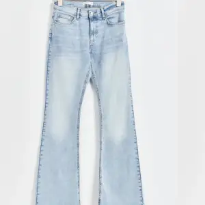 Säljer mina ”low” waisted jeans från Gina. Dock har jag klippt av dem och sytt upp dem-passar folk mellan ca 155-160. Används Max 4 ggr 💕💕  Obs! Bara Swish till mitt privata nummer inget skickas via appen! 