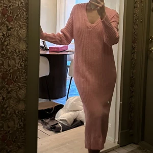 Rosa klänning - Rosa stickad klänning från pieces  Xs 