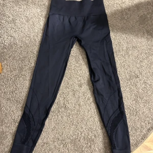 Träningstights - Säljer dessa mörkblåa tights i storlek S/M men skulle säga att dem är lite mindre än M Säljer för 200 kr då jag endast använt de 1 gång och är som nya!