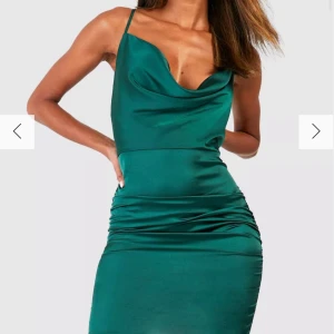 Grön satin klänning  - Bra skick, använd ett fåtal gånger. Skönt material och jättefin nu till sommarkvällar