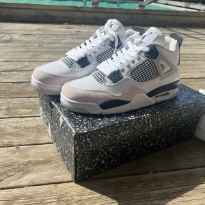 jordan 4 military black - Helt nya och aldrig använda, skriv innan du köper. Pris går att diskutera.