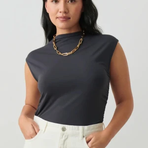 Soft touch funnel neck top - Säljer nu denna snygga topp då den inte kommer till användning. Toppen är använd 1 gång och är fortfarande som ny. Säljer toppen i grå, bild på rosa är endast med för att visa toppens passform bättre! Org pris 179 kr. Skriv för mer info💕