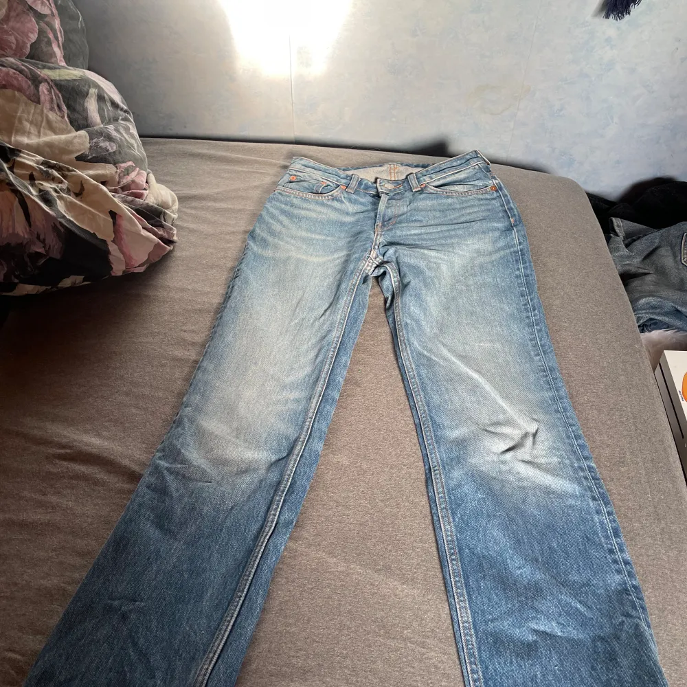 Köpte jeansen för ett tag sen men användes inte så ofta då jag tröttnade på passformen. Finns inga skador på jeansen eller så. Köpte dom för 590kr. Jag är 166 cm lång och jeansen går hela vägen ner på mig. . Jeans & Byxor.