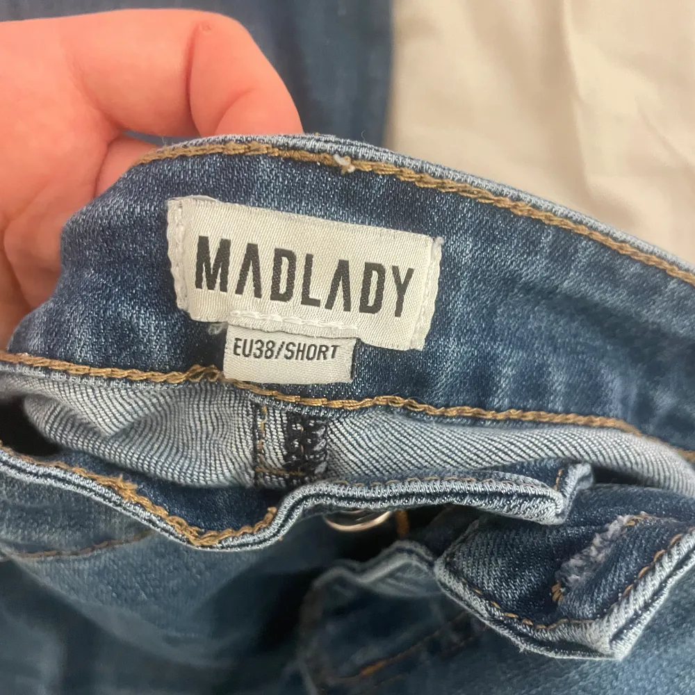 Säljer mina mid waist jeans i storlek 38 short från Madlady då de inte kommer till användning. Passar perfekt för mig som är 163 . Jeans & Byxor.